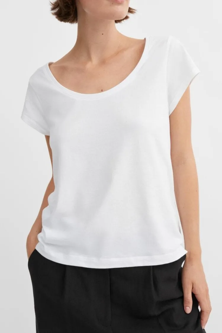 andy_wide_neck_tee_0.webp Skall Studio Andy Wide Neck Tee Optic+White Outlet