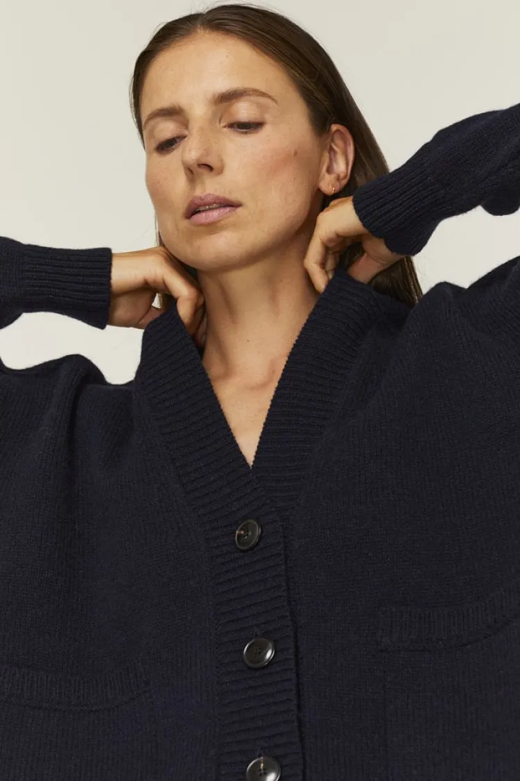 beaudelaire_cardigan_3-2.webp Gris Beaudelaire Cardigan Navy Best