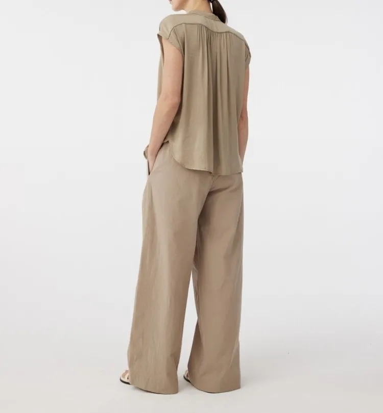 laura_blouse_3.webp Knit-ted Laura Blouse Khaki Outlet